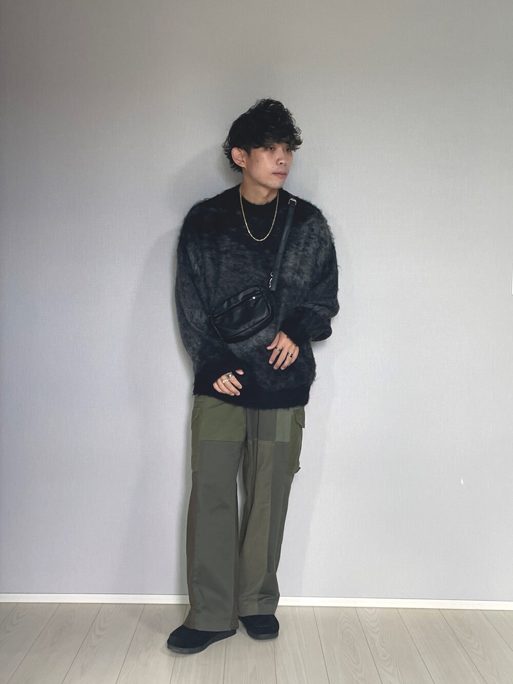 「おしゃれさんと繋がりたい、服好きな人と繋がりたい、ファッションを楽しもう、秋冬コーデ、大人カジュアル、シンプルコーデ、秋服、大人コーデ、きれいめカジュアル、グラデーションニット、キレイめ、ニットコーデ、WYM、カジュアル」｜「MAISON SPECIALの《ユニセックスアイテム》【SPECIAL REMAKE FACTORY コラボ】サスティナブルリメイクカーゴパンツ 【MAISON SPECIAL/メゾンスペシャル】（カーゴパンツ、グリーン系）」を使った、UW168さん（メンズ・175cm）の秋コーディネートの4枚目の写真