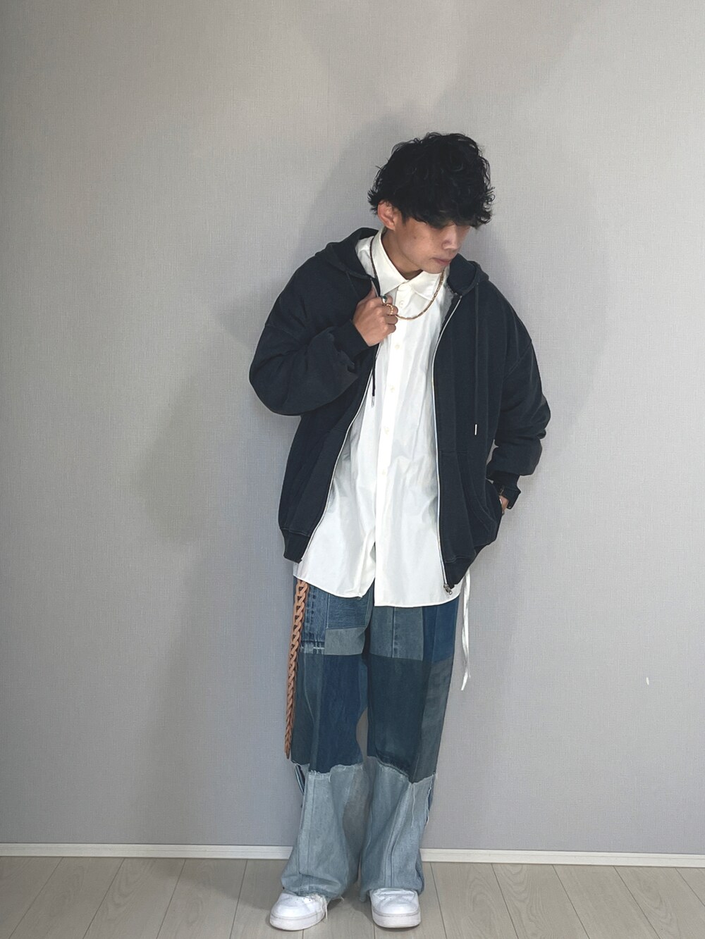 ホワイト系のシャツ/ブラウス、ブルー系のデニムパンツ、ホワイト系のスニーカーを着用したメンズの秋コーディネートの2枚目の写真