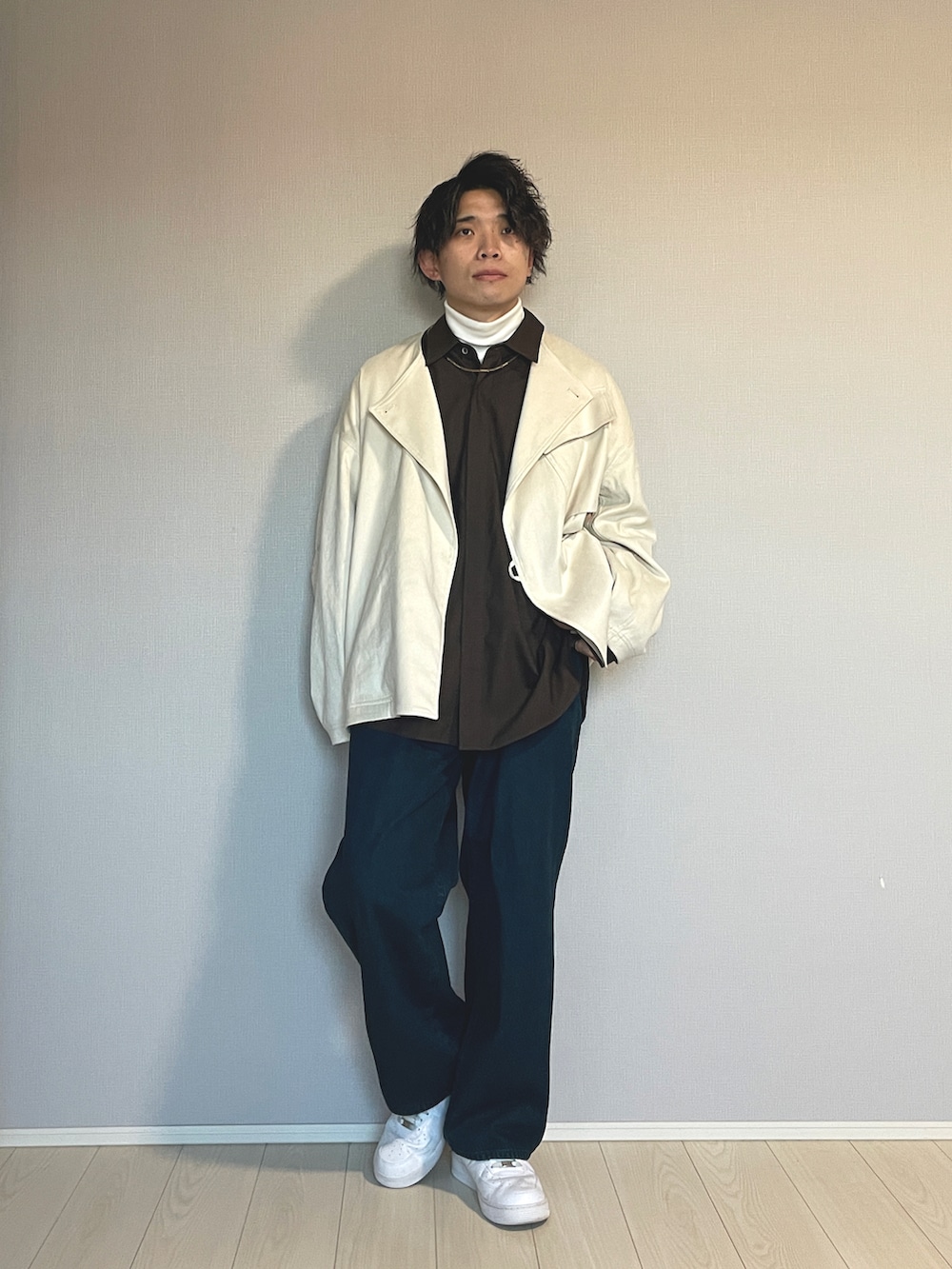 ホワイト系のスニーカー、ブルー系のデニムパンツ、ブラウン系のシャツ/ブラウスを着用したメンズの春コーディネートの2枚目の写真
