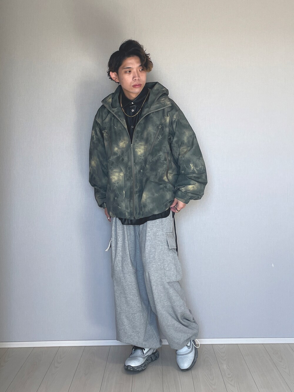 「服好きな人と繋がりたい、おしゃれさんと繋がりたい、オトナカジュアル、冬のコーデ、カジュアル、スウェット、スウェットカーゴ、レザーシャツ、スウェットパンツ、soerte、メゾンスペシャル、ブーツ」|「MAISON SPECIALの《UNISEX》【SPECIAL SHOES FACTORY COLLABORATION】Vibram Sole Lace-Up Boots Made In TOKYO/東京産ビブラムソールレースアップブーツ【MAISON SPECIAL/メゾンスペシャル】(ブーツ、ホワイト系)」を使った、UW168さん(メンズ・175cm)の冬コーディネートの5枚目の写真