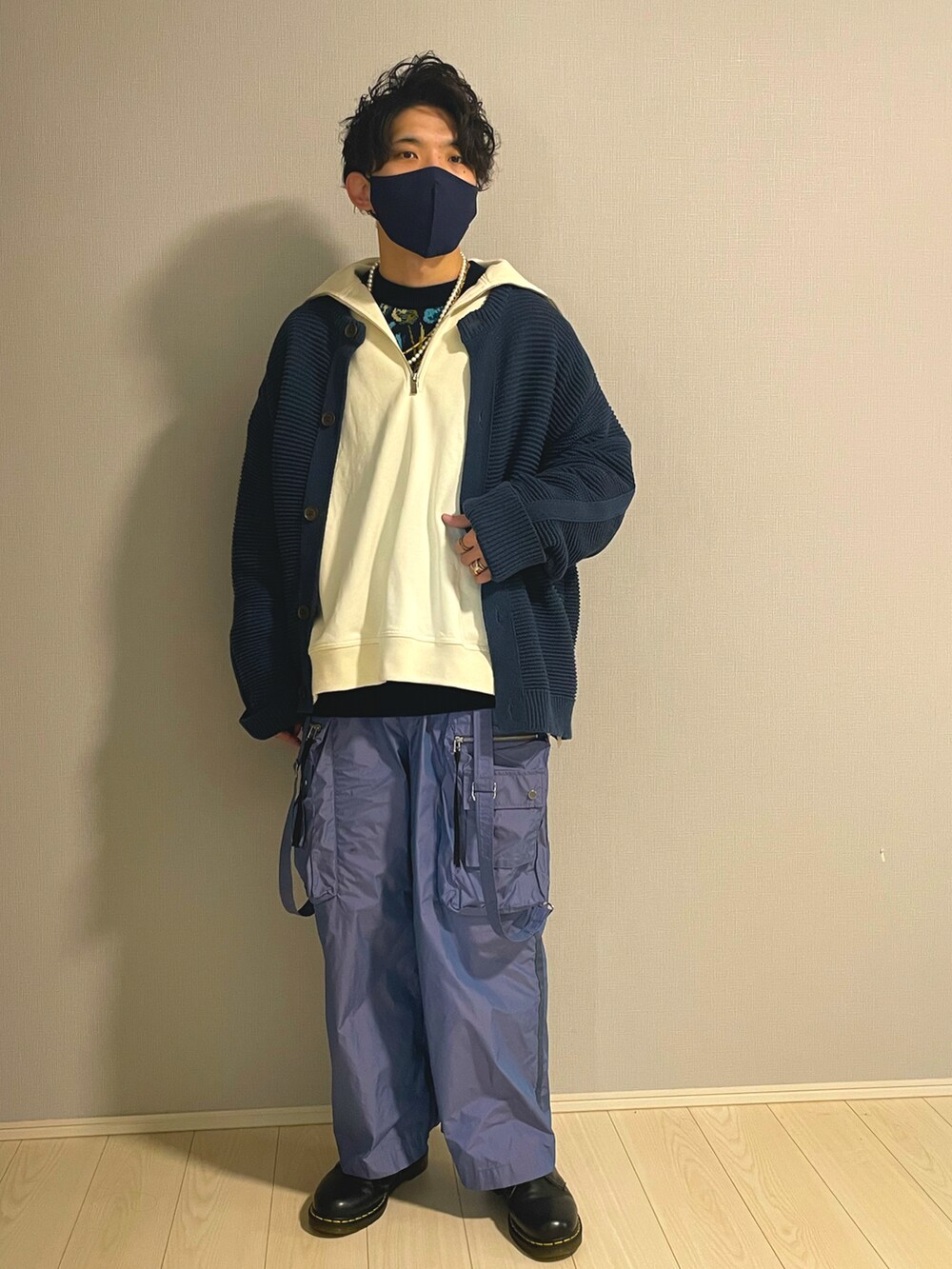「おしゃれさんと繋がりたい、服好きな人と繋がりたい、大人カジュアル、秋冬コーデ、カジュアル、カーディガン、ハーフジップ、ブルー、ミリタリーパンツ、レイヤードスタイル」｜「Dr. Martensのアイテム（シューズ、ブラック系）」を使った、UW168さん（メンズ・175cm）の冬コーディネートの3枚目の写真