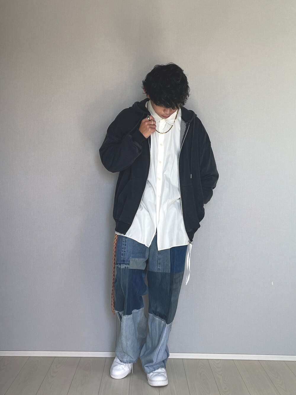 ホワイト系のシャツ/ブラウス、ブルー系のデニムパンツ、ホワイト系のスニーカーを着用したメンズの秋コーディネートの4枚目の写真