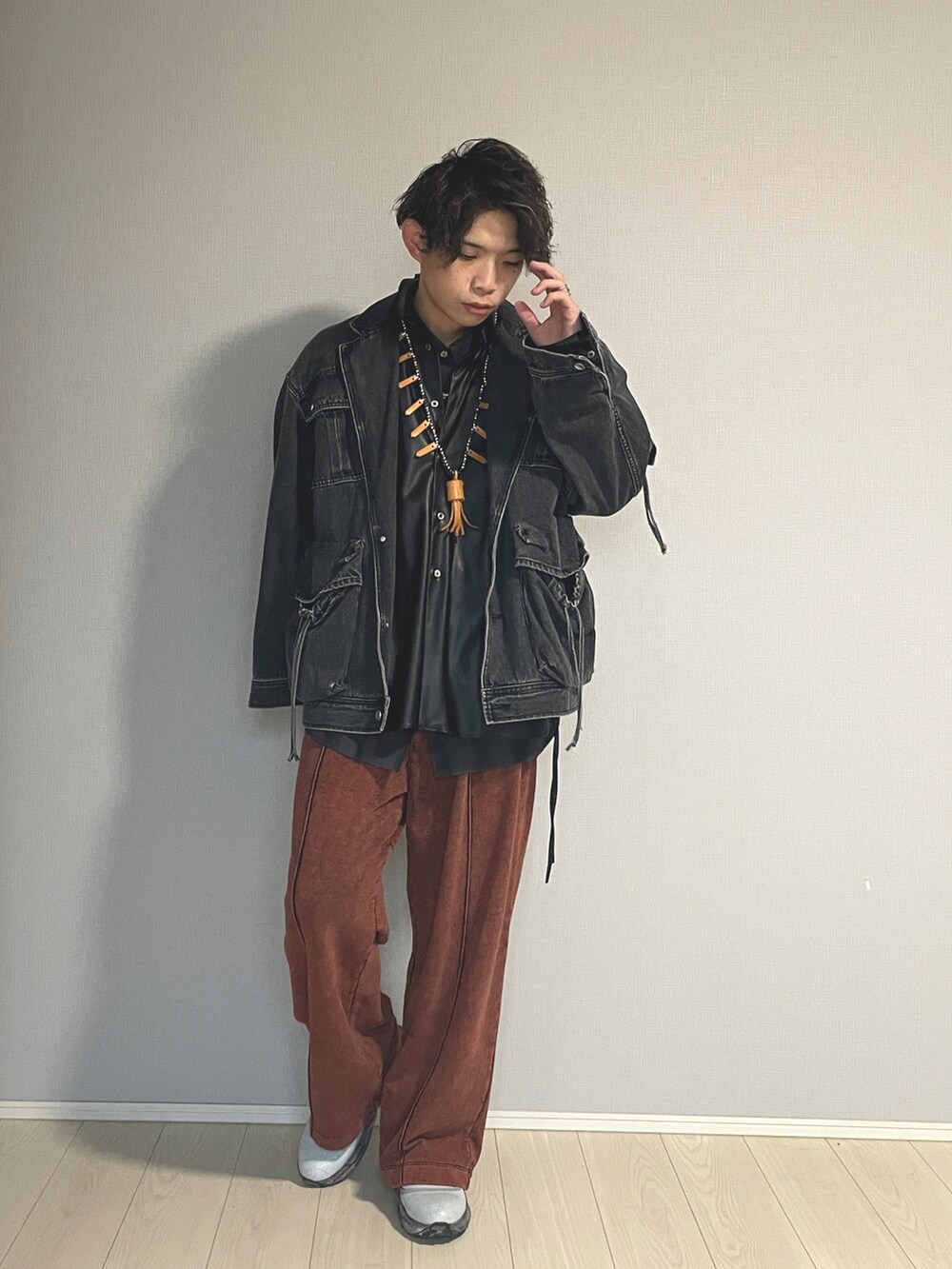 ホワイト系のブーツ、レッド系のスウェットパンツ、グレー系のシャツ/ブラウスを着用したメンズの冬コーディネートの4枚目の写真