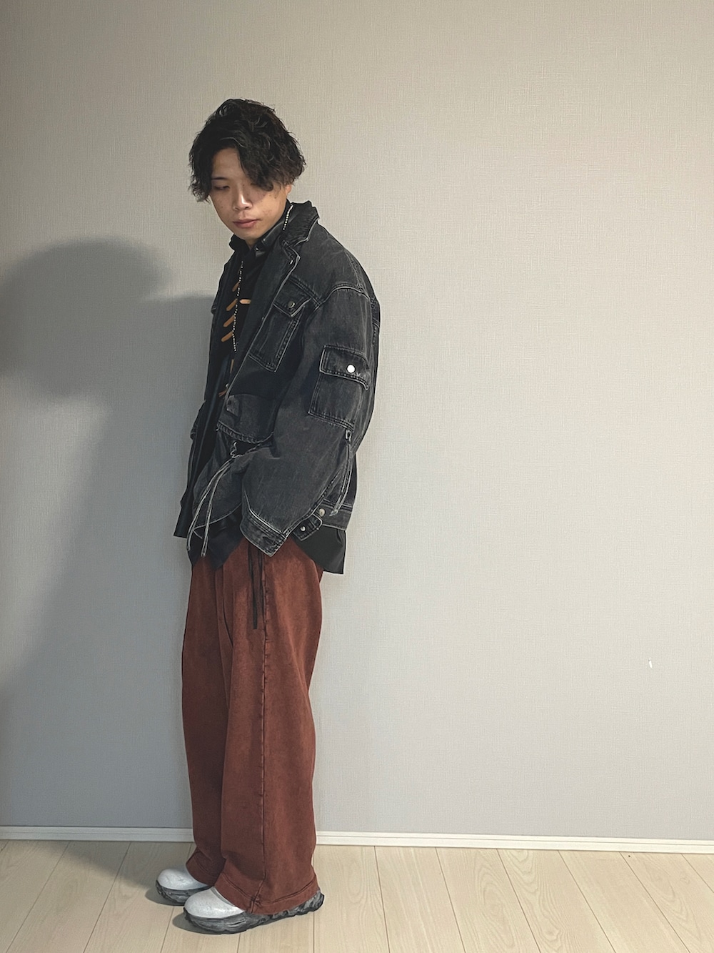 ホワイト系のブーツ、レッド系のスウェットパンツ、グレー系のシャツ/ブラウスを着用したメンズの冬コーディネートの5枚目の写真