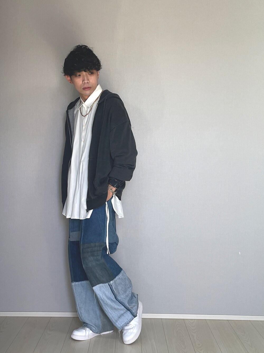 ホワイト系のシャツ/ブラウス、ブルー系のデニムパンツ、ホワイト系のスニーカーを着用したメンズの秋コーディネートの3枚目の写真