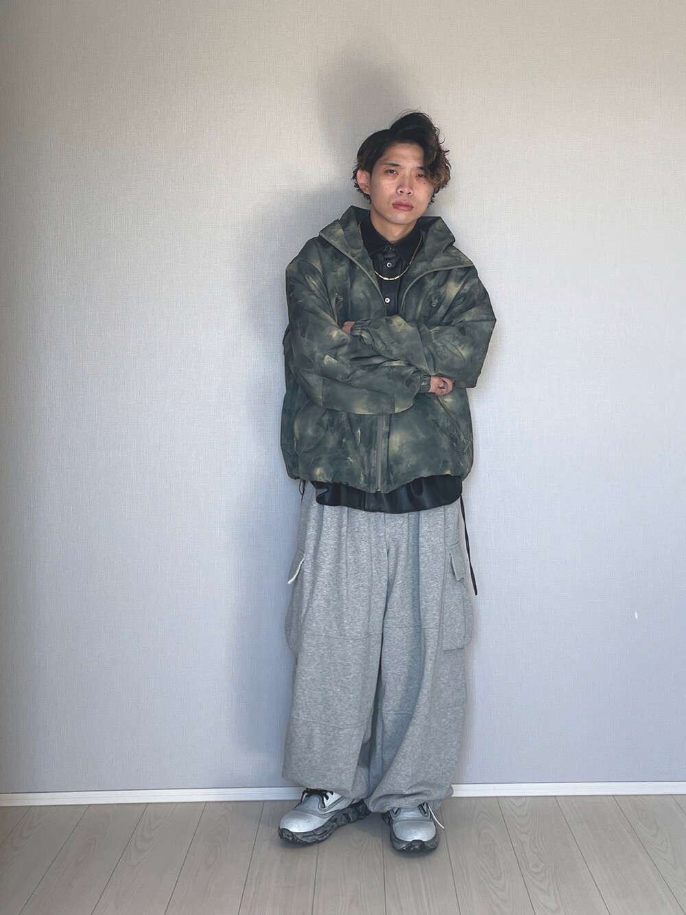 「服好きな人と繋がりたい、おしゃれさんと繋がりたい、オトナカジュアル、冬のコーデ、カジュアル、スウェット、スウェットカーゴ、レザーシャツ、スウェットパンツ、soerte、メゾンスペシャル、ブーツ」|「MAISON SPECIALの《UNISEX》【SPECIAL SHOES FACTORY COLLABORATION】Vibram Sole Lace-Up Boots Made In TOKYO/東京産ビブラムソールレースアップブーツ【MAISON SPECIAL/メゾンスペシャル】(ブーツ、ホワイト系)」を使った、UW168さん(メンズ・175cm)の冬コーディネートの4枚目の写真