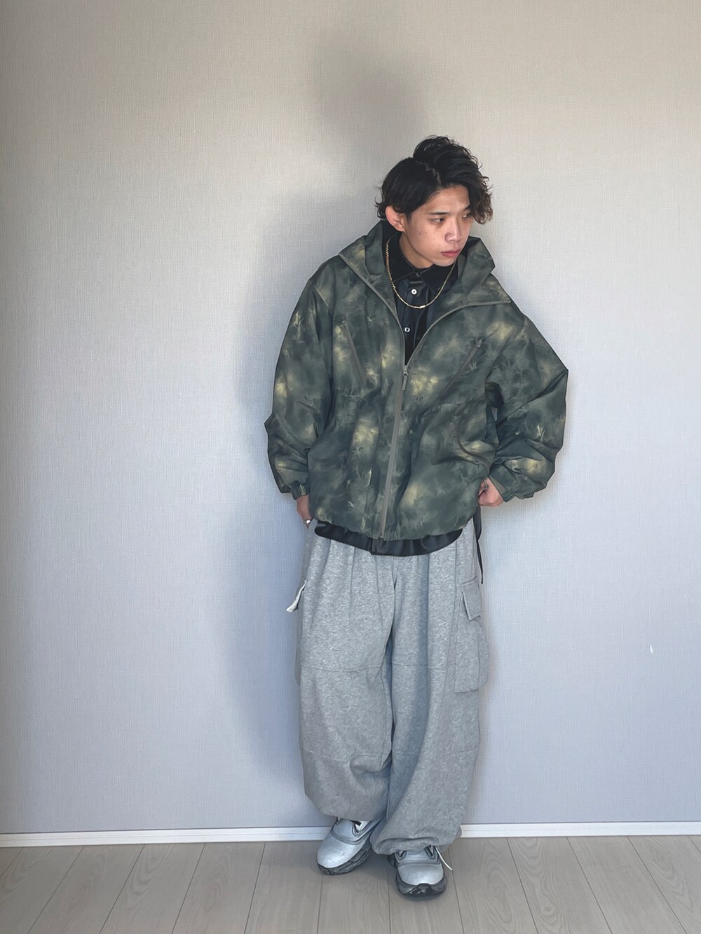「服好きな人と繋がりたい、おしゃれさんと繋がりたい、オトナカジュアル、冬のコーデ、カジュアル、スウェット、スウェットカーゴ、レザーシャツ、スウェットパンツ、soerte、メゾンスペシャル、ブーツ」|「MAISON SPECIALの《UNISEX》【SPECIAL SHOES FACTORY COLLABORATION】Vibram Sole Lace-Up Boots Made In TOKYO/東京産ビブラムソールレースアップブーツ【MAISON SPECIAL/メゾンスペシャル】(ブーツ、ホワイト系)」を使った、UW168さん(メンズ・175cm)の冬コーディネートの2枚目の写真