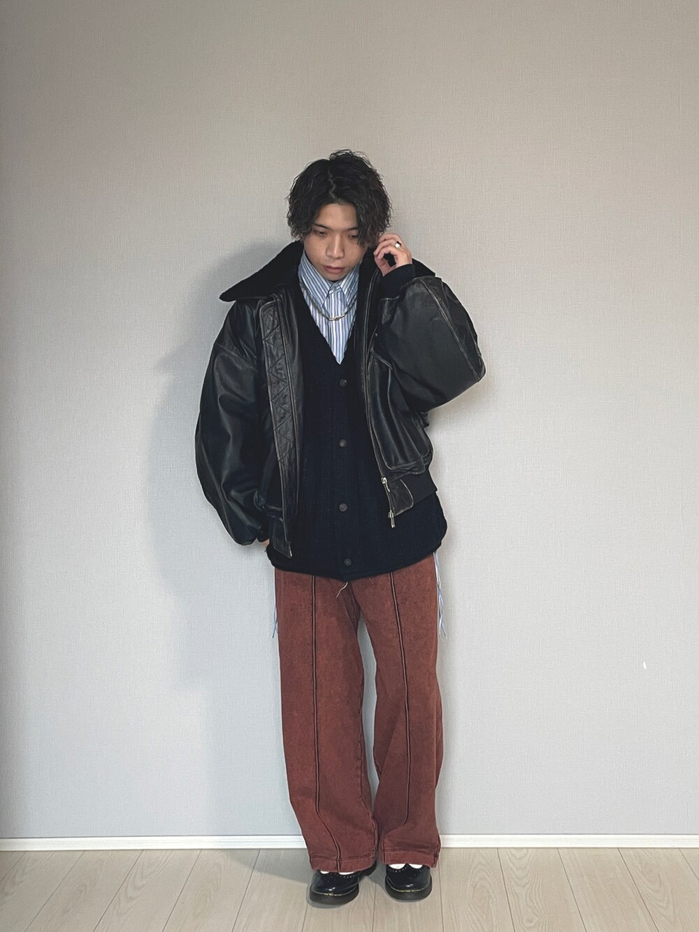 ブラック系のシューズ、レッド系のスウェットパンツ、ブラック系のカーディガン/ボレロを着用したメンズの冬コーディネートの4枚目の写真