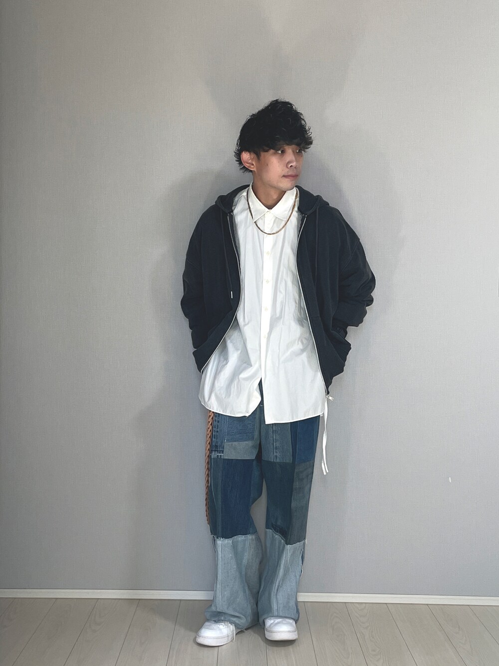 ホワイト系のシャツ/ブラウス、ブルー系のデニムパンツ、ホワイト系のスニーカーを着用したメンズの秋コーディネートの5枚目の写真