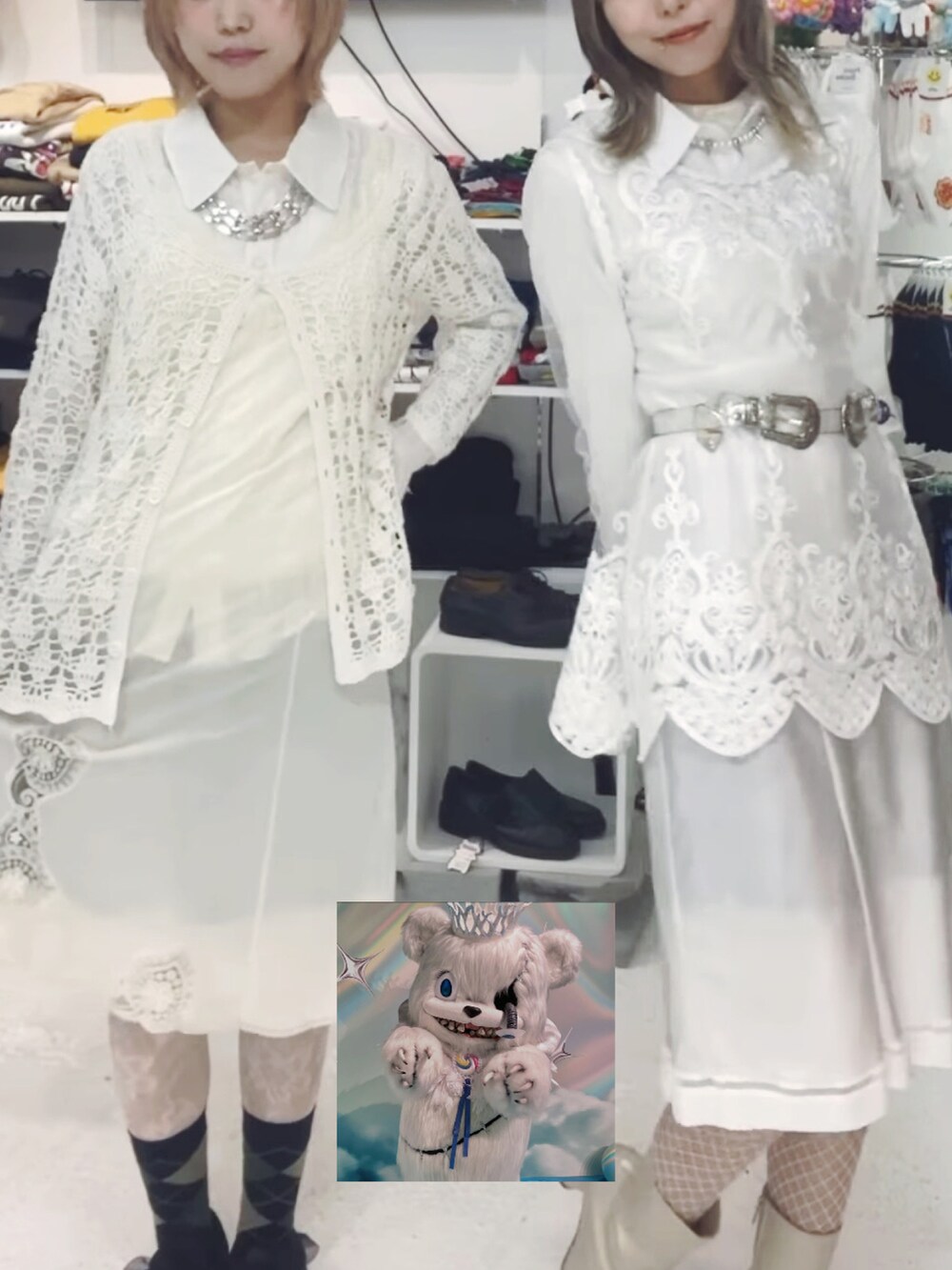 ホワイト系のブーツ、ブルー系のタンクトップ、ホワイト系のTシャツ/カットソーを着用したレディースの冬コーディネートの3枚目の写真