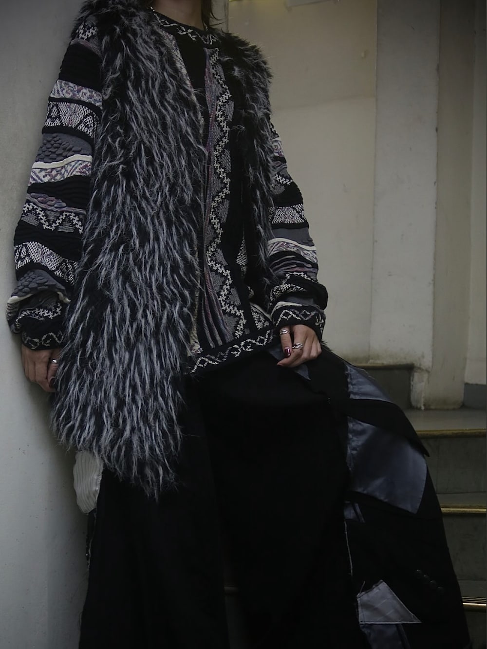 グレー系のTシャツ/カットソー、ブラック系のその他パンツ、ブラック系のワンピースを着用したレディースの冬コーディネートの2枚目の写真