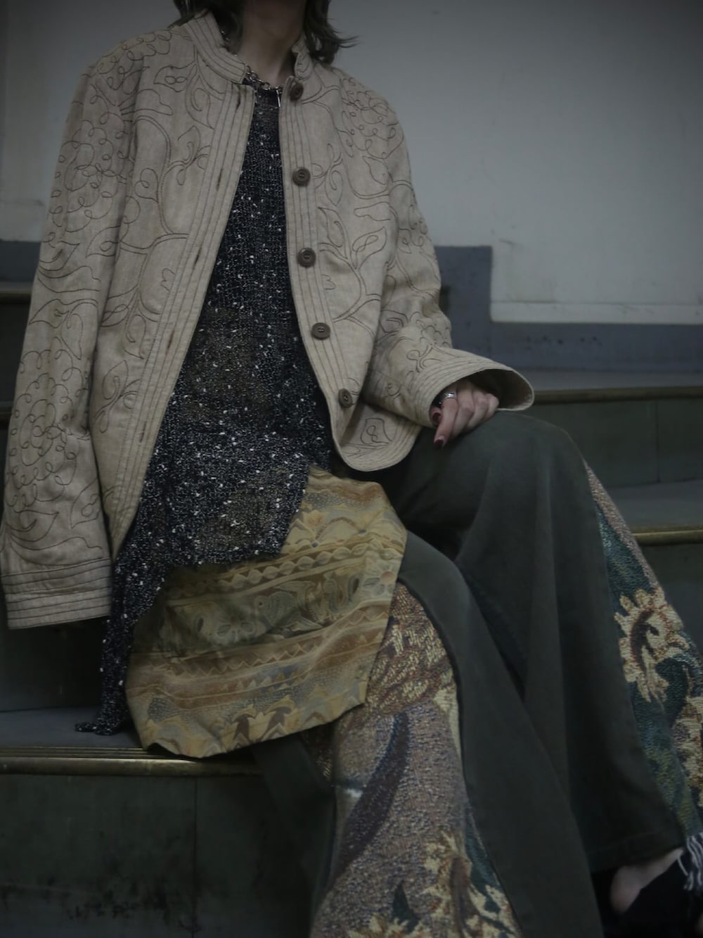 グレー系のTシャツ/カットソー、ブラック系のその他パンツ、ブラック系のワンピースを着用したレディースの冬コーディネートの3枚目の写真