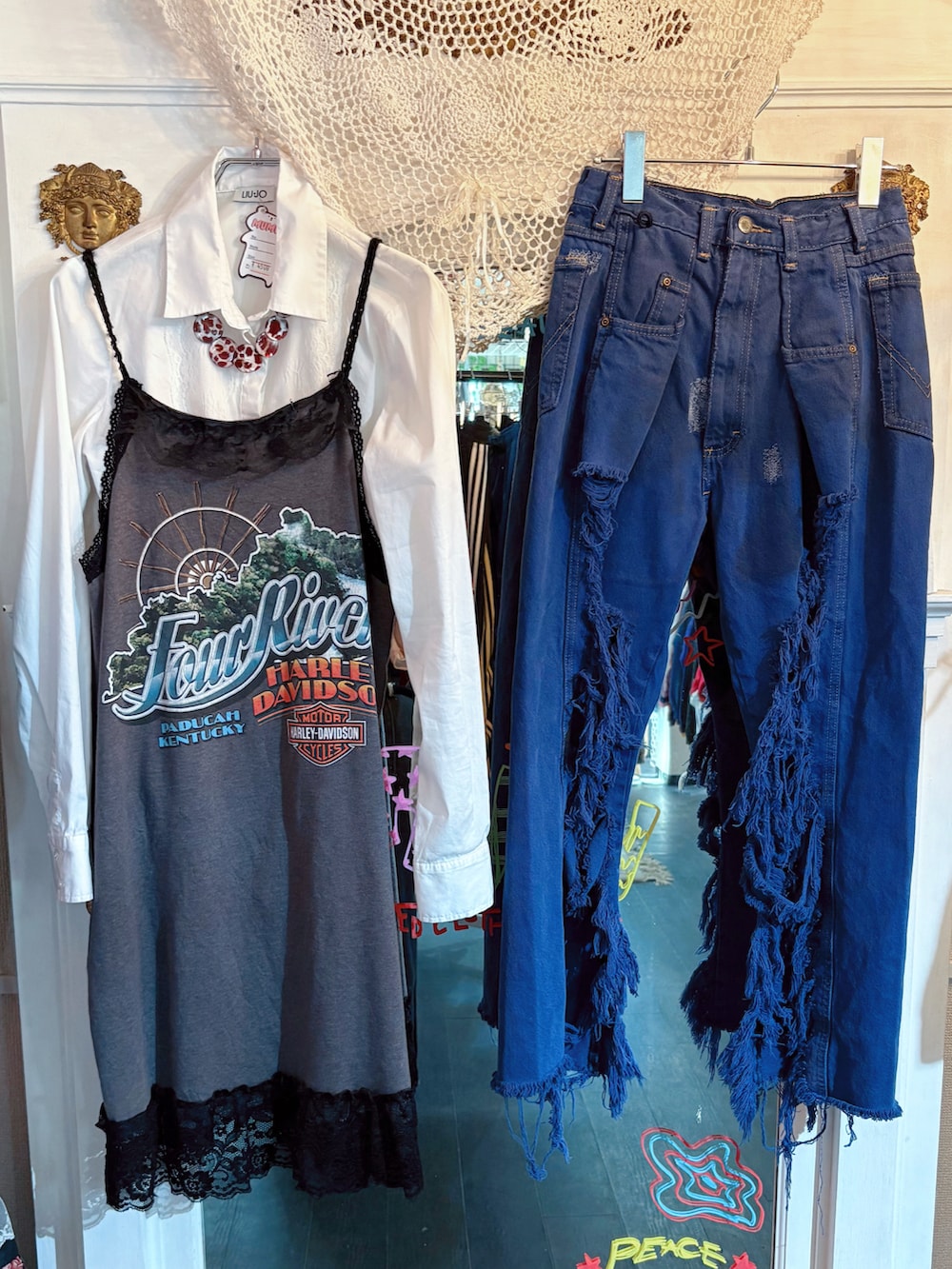 ブラック系のデニムスカート、ブラウン系のその他トップス、ブラック系のブーツを着用したレディースの冬コーディネートの2枚目の写真