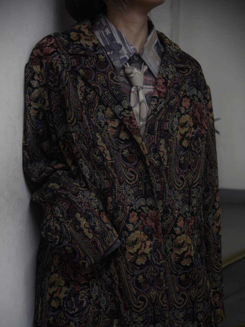 グレー系のTシャツ/カットソー、ブラック系のその他パンツ、ブラック系のワンピースを着用したレディースの冬コーディネートの4枚目の写真