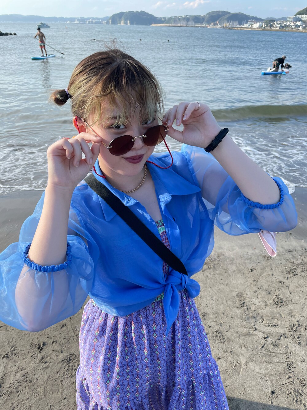 パープル系のワンピース/ドレス、ブルー系のトップスを着用したレディースの秋コーディネートの2枚目の写真