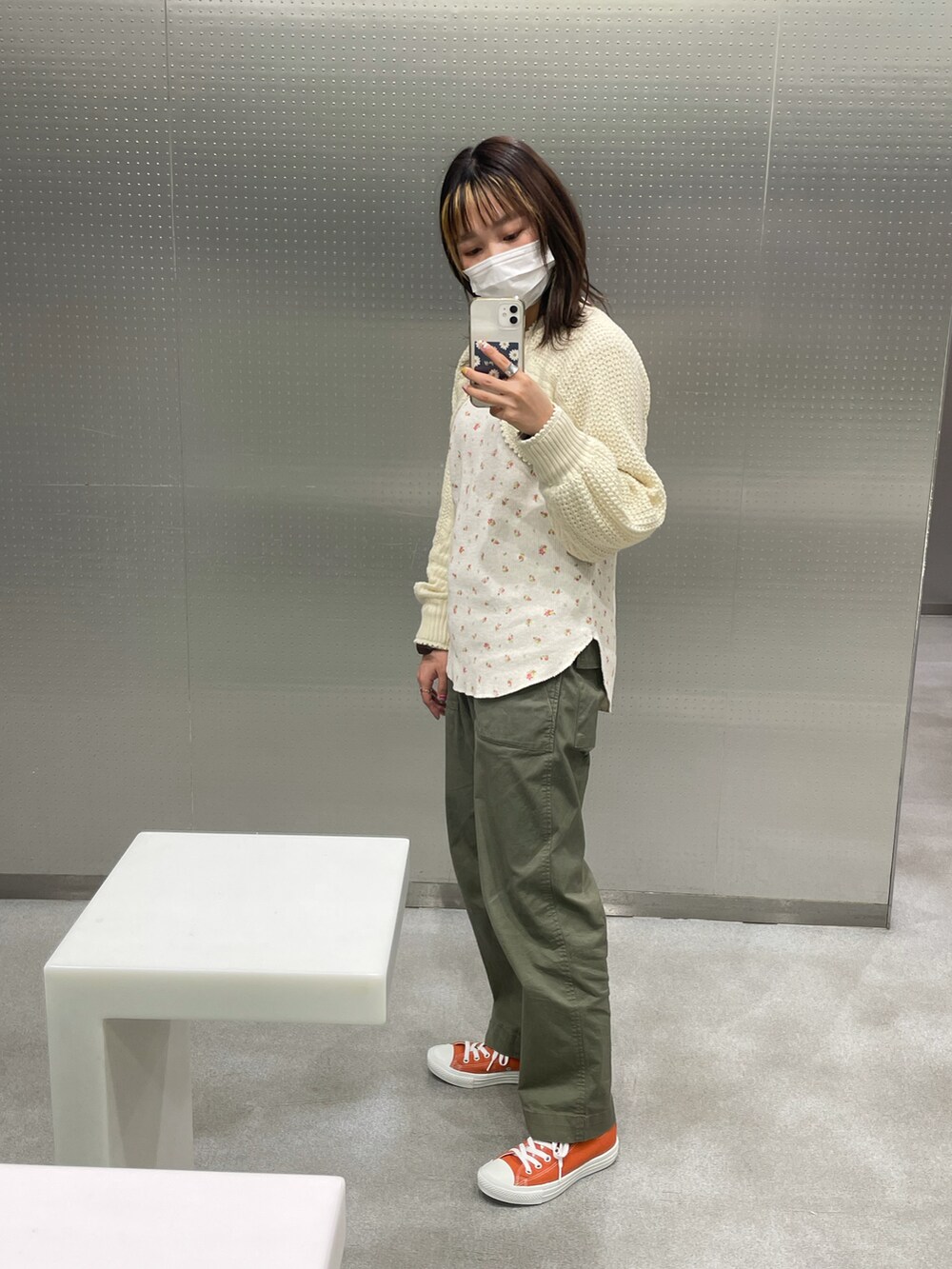 ベージュ系のカーディガン/ボレロ、ホワイト系のTシャツ/カットソー、グリーン系のカーゴパンツを着用したレディースの冬コーディネートの3枚目の写真