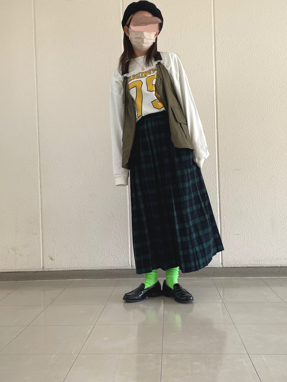 グリーン系のスカート、グリーン系のソックス/靴下を着用したレディースの春コーディネートの2枚目の写真