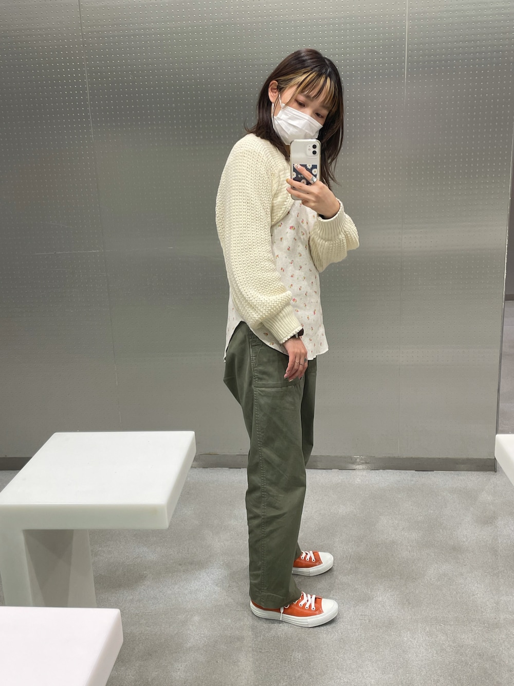 ベージュ系のカーディガン/ボレロ、ホワイト系のTシャツ/カットソー、グリーン系のカーゴパンツを着用したレディースの冬コーディネートの2枚目の写真