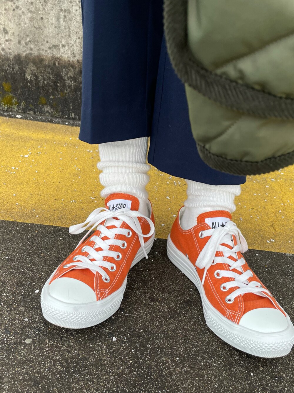 ブラウン系のカーディガン/ボレロ、ホワイト系のTシャツ/カットソー、グリーン系のジャケット/アウターを着用したレディースの冬コーディネートの3枚目の写真