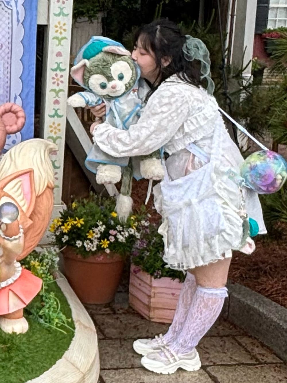 「ディズニーコーデ、ディズニー、ジェラトーニ、ハンドメイド、ホワイト」｜「RANDAのトゥシューズデザインスニーカー（スニーカー、ホワイト系）」を使った、hiruneko32さん（骨格ナチュラル・レディース・165cm）の春コーディネートの4枚目の写真