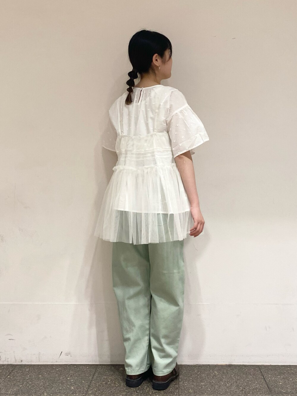 ホワイト系のシャツ/ブラウスを着用したレディースの夏コーディネートの3枚目の写真