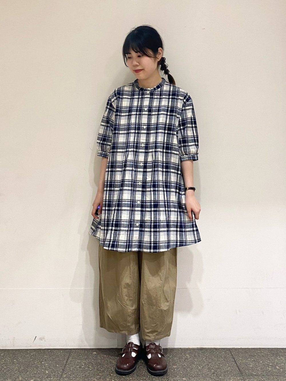 ブルー系のシャツ/ブラウス、ベージュ系のその他パンツを着用したレディースの夏コーディネートの2枚目の写真
