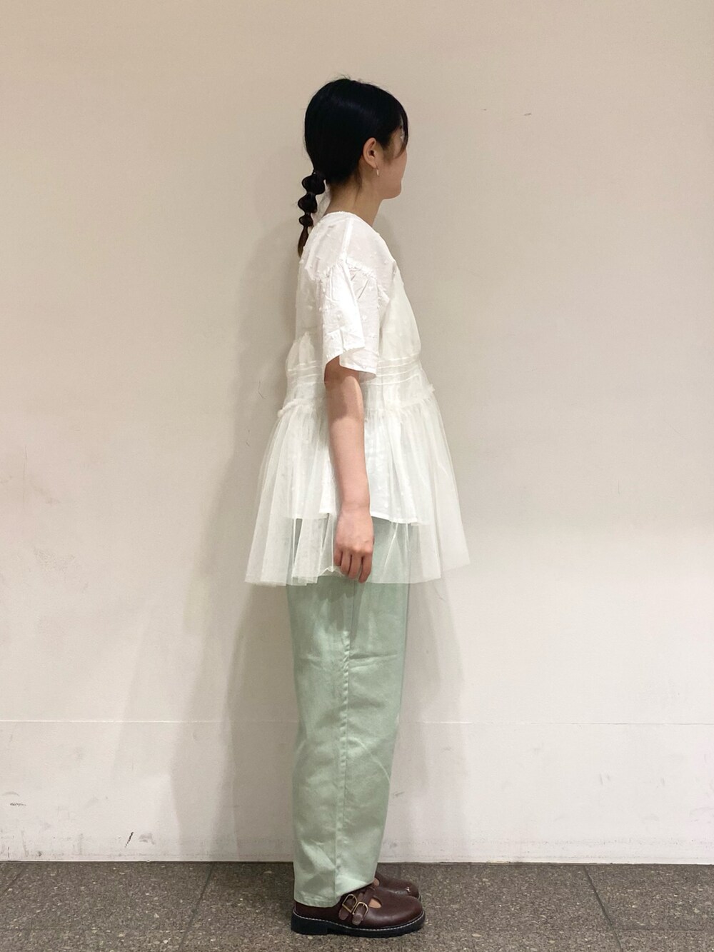 ホワイト系のシャツ/ブラウスを着用したレディースの夏コーディネートの4枚目の写真