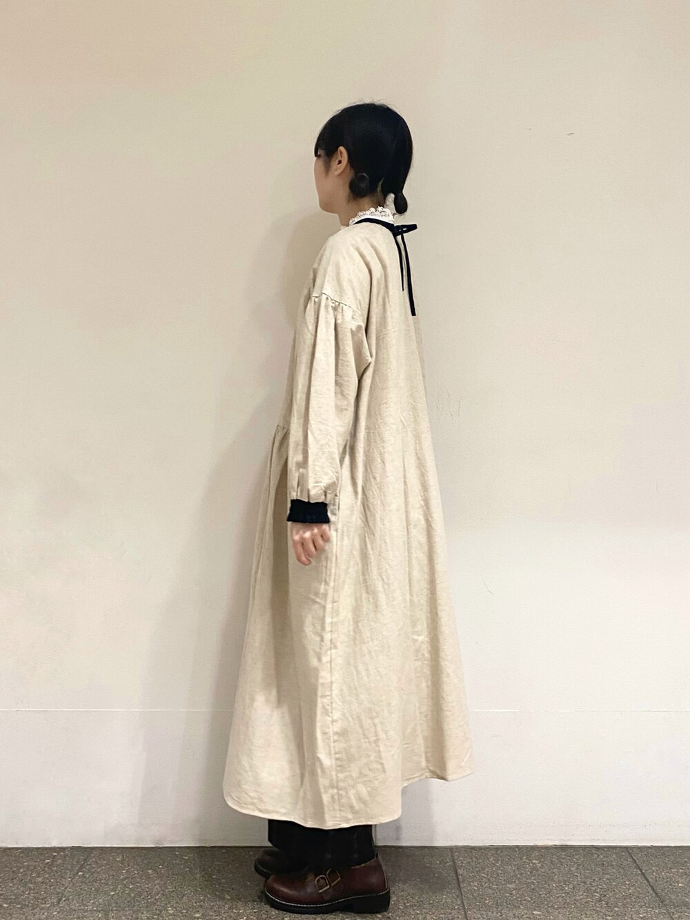 ホワイト系のシャツ/ブラウス、ベージュ系のワンピース、ブラック系のその他パンツを着用したレディースの冬コーディネートの2枚目の写真