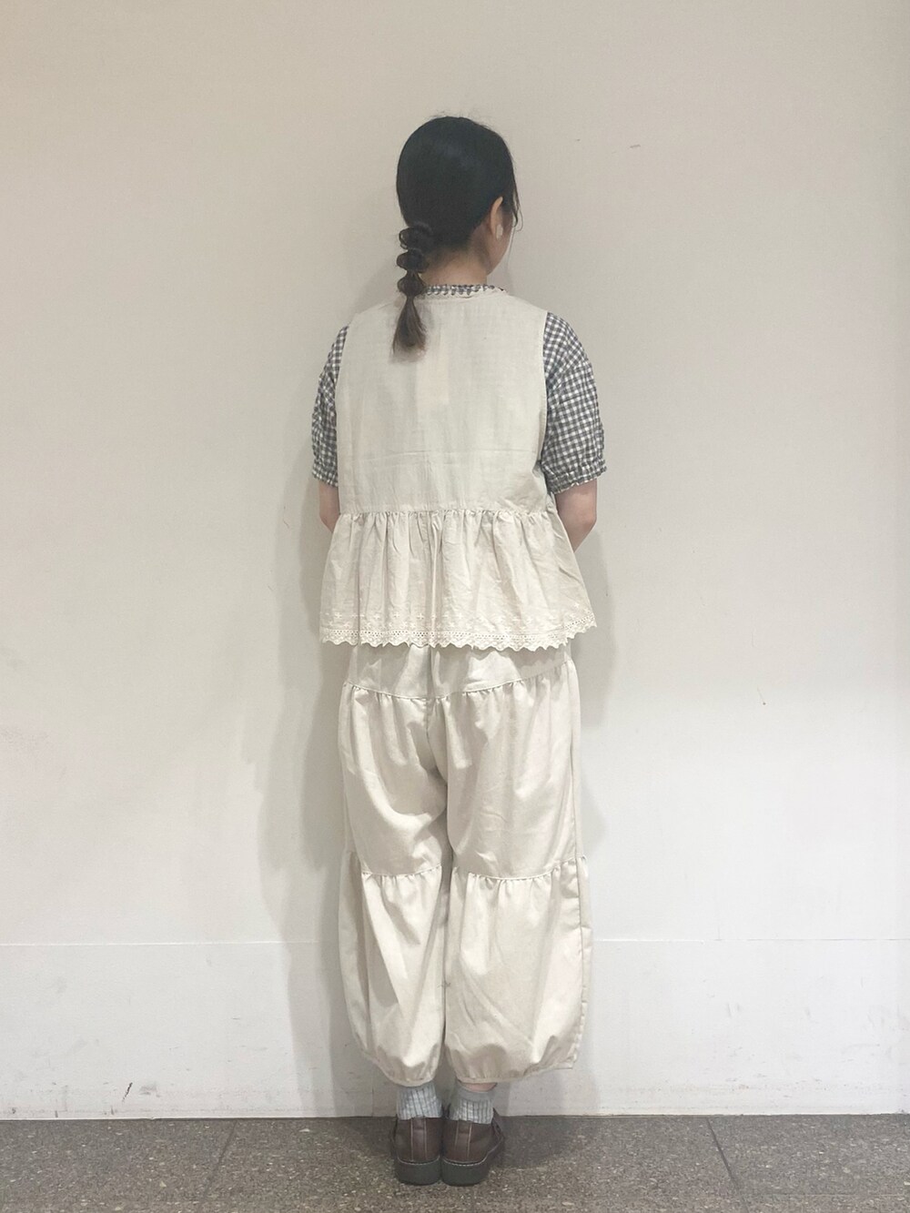 ブラック系のシャツ/ブラウスを着用したレディースの夏コーディネートの3枚目の写真