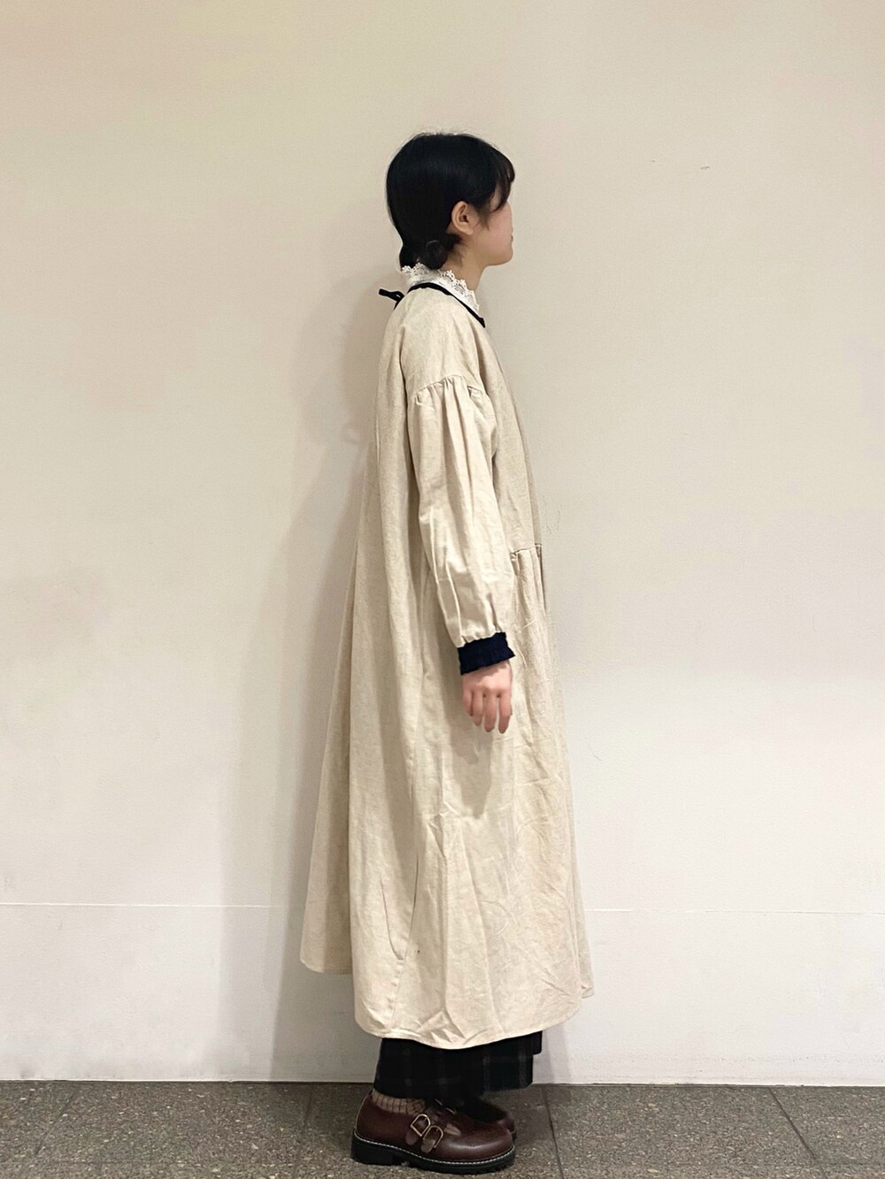 ホワイト系のシャツ/ブラウス、ベージュ系のワンピース、ブラック系のその他パンツを着用したレディースの冬コーディネートの4枚目の写真