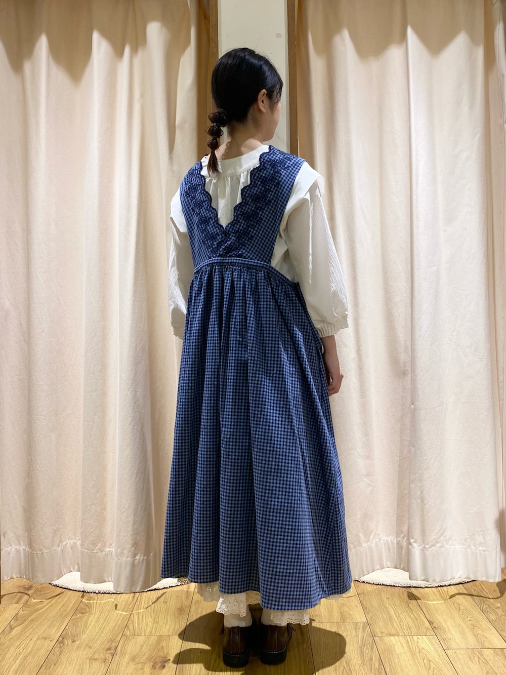 ブルー系のワンピースを着用したレディースの夏コーディネートの3枚目の写真