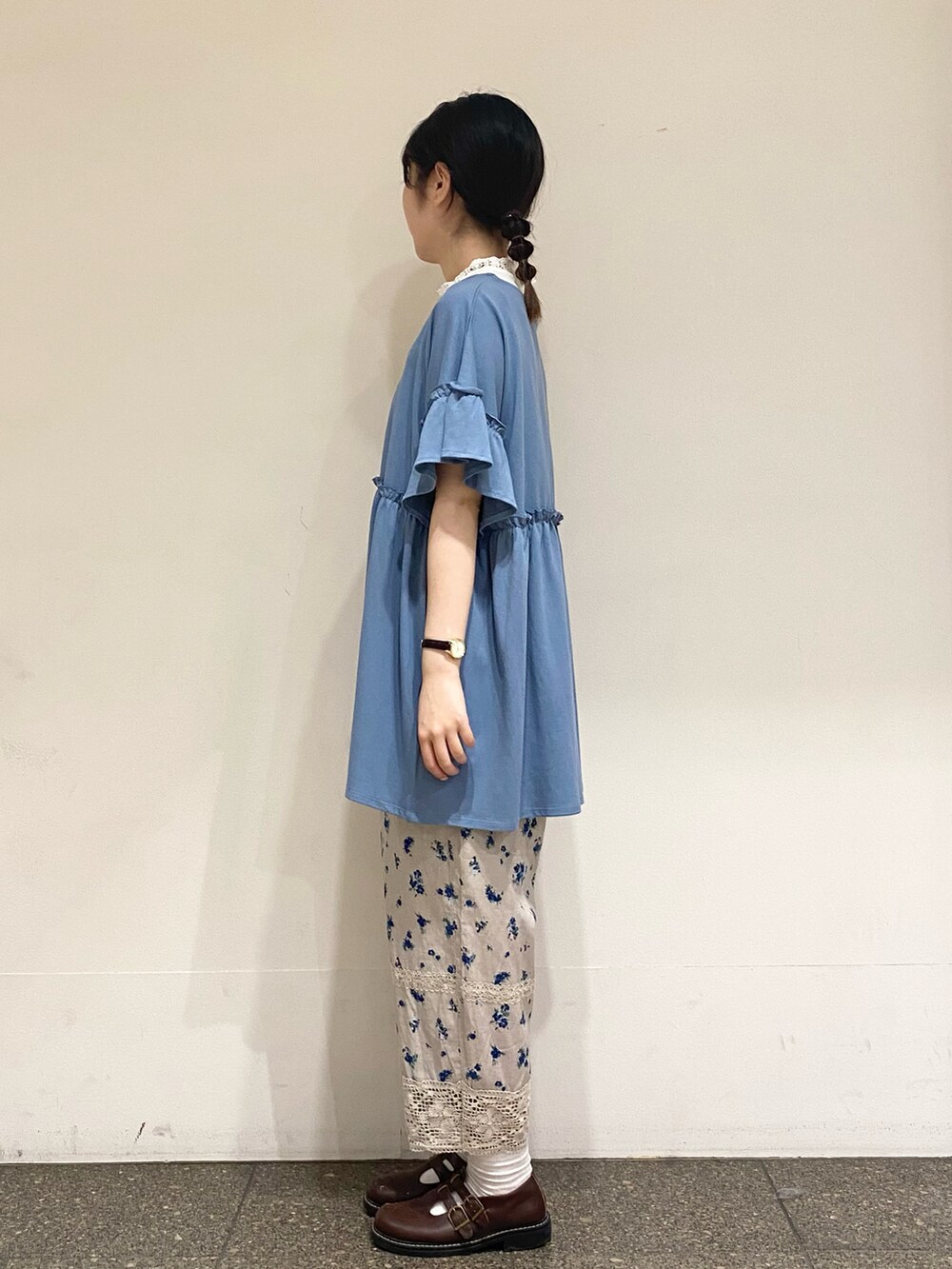 ブルー系のTシャツ/カットソー、ホワイト系のTシャツ/カットソー、ベージュ系のその他パンツを着用したレディースの春コーディネートの3枚目の写真