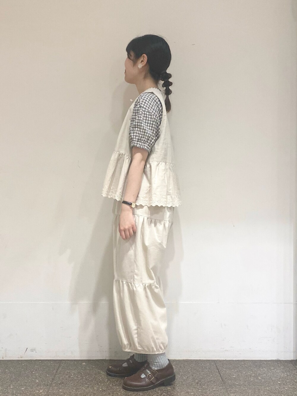 ブラック系のシャツ/ブラウスを着用したレディースの夏コーディネートの2枚目の写真