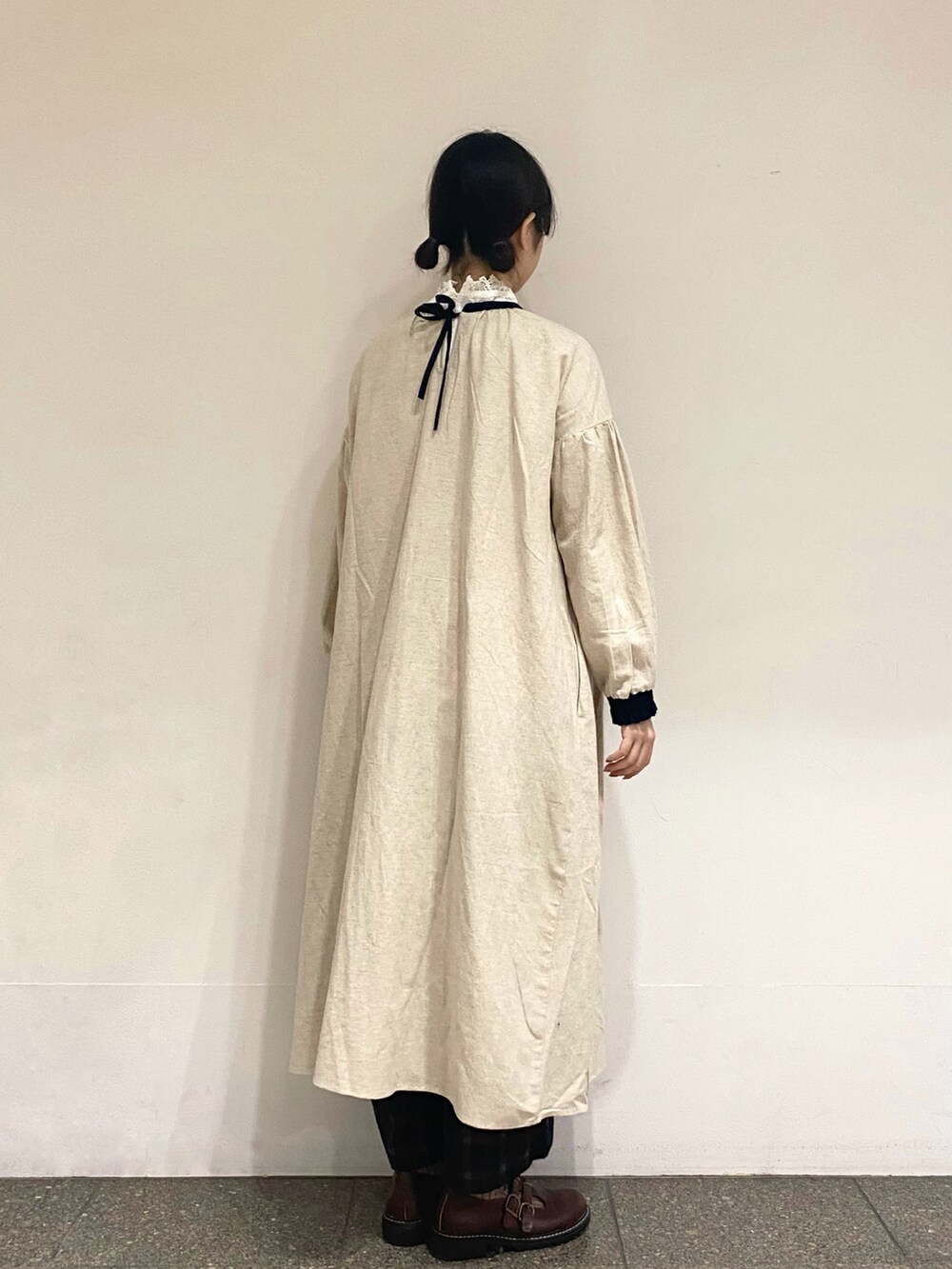 ホワイト系のシャツ/ブラウス、ベージュ系のワンピース、ブラック系のその他パンツを着用したレディースの冬コーディネートの3枚目の写真