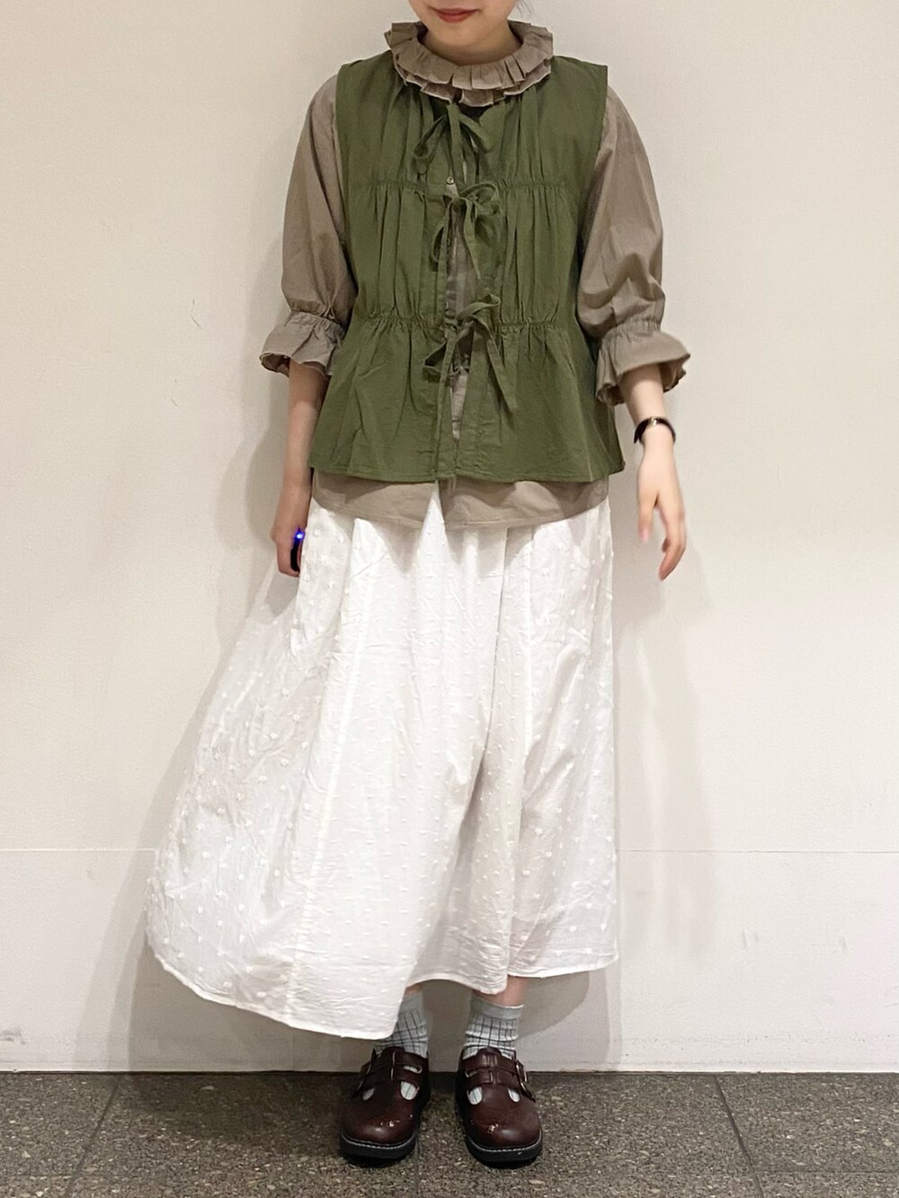 ホワイト系のスカートを着用したレディースの夏コーディネートの5枚目の写真