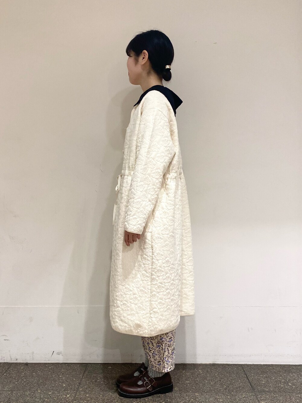 ホワイト系のその他アウター、ベージュ系のシャツ/ブラウス、ブルー系のその他パンツを着用したレディースの春コーディネートの2枚目の写真