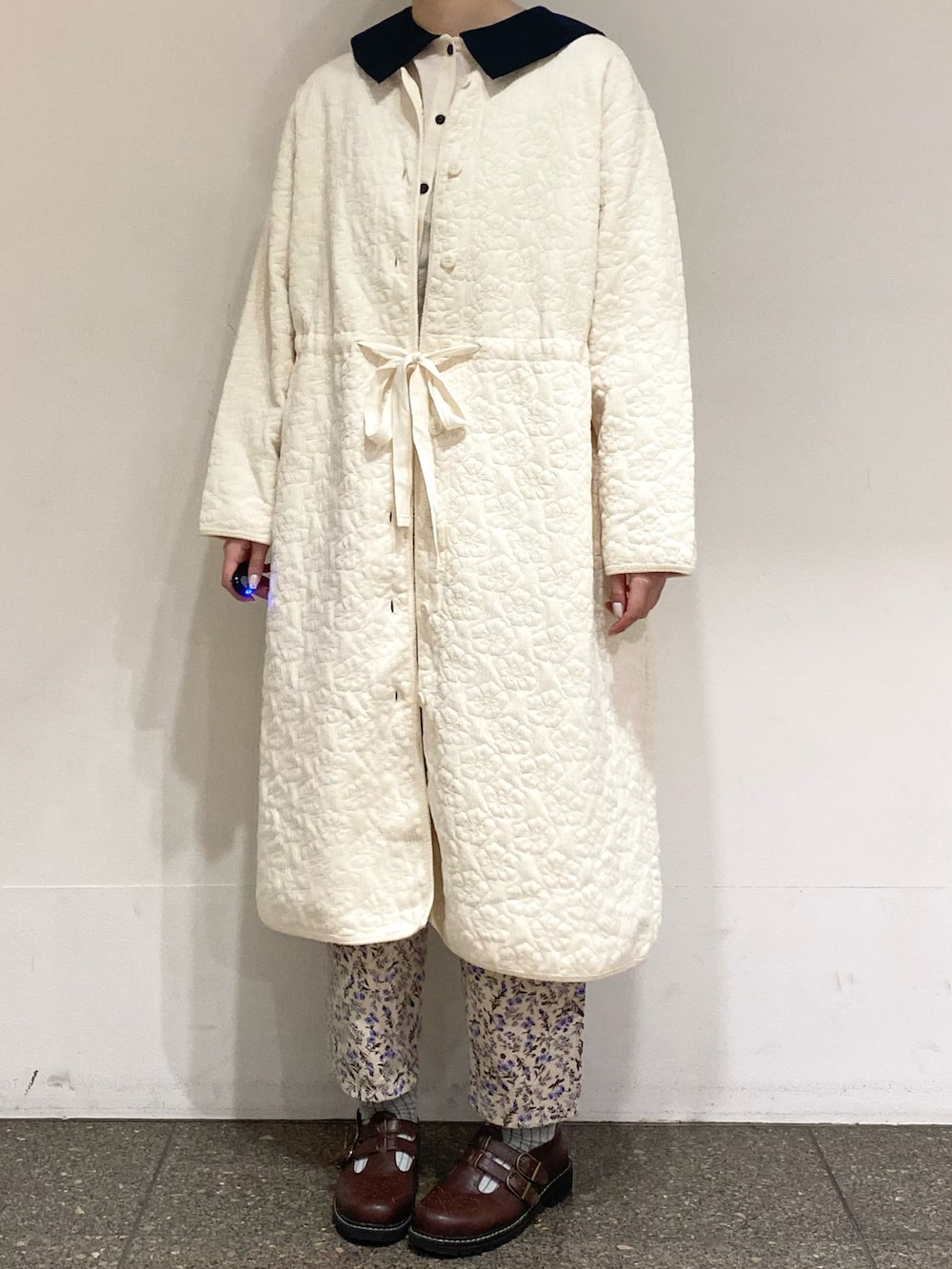 ホワイト系のその他アウター、ベージュ系のシャツ/ブラウス、ブルー系のその他パンツを着用したレディースの春コーディネートの5枚目の写真