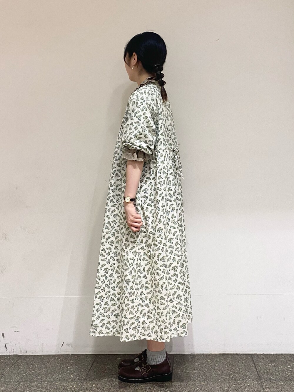 ベージュ系のシャツ/ブラウスを着用したレディースの夏コーディネートの2枚目の写真