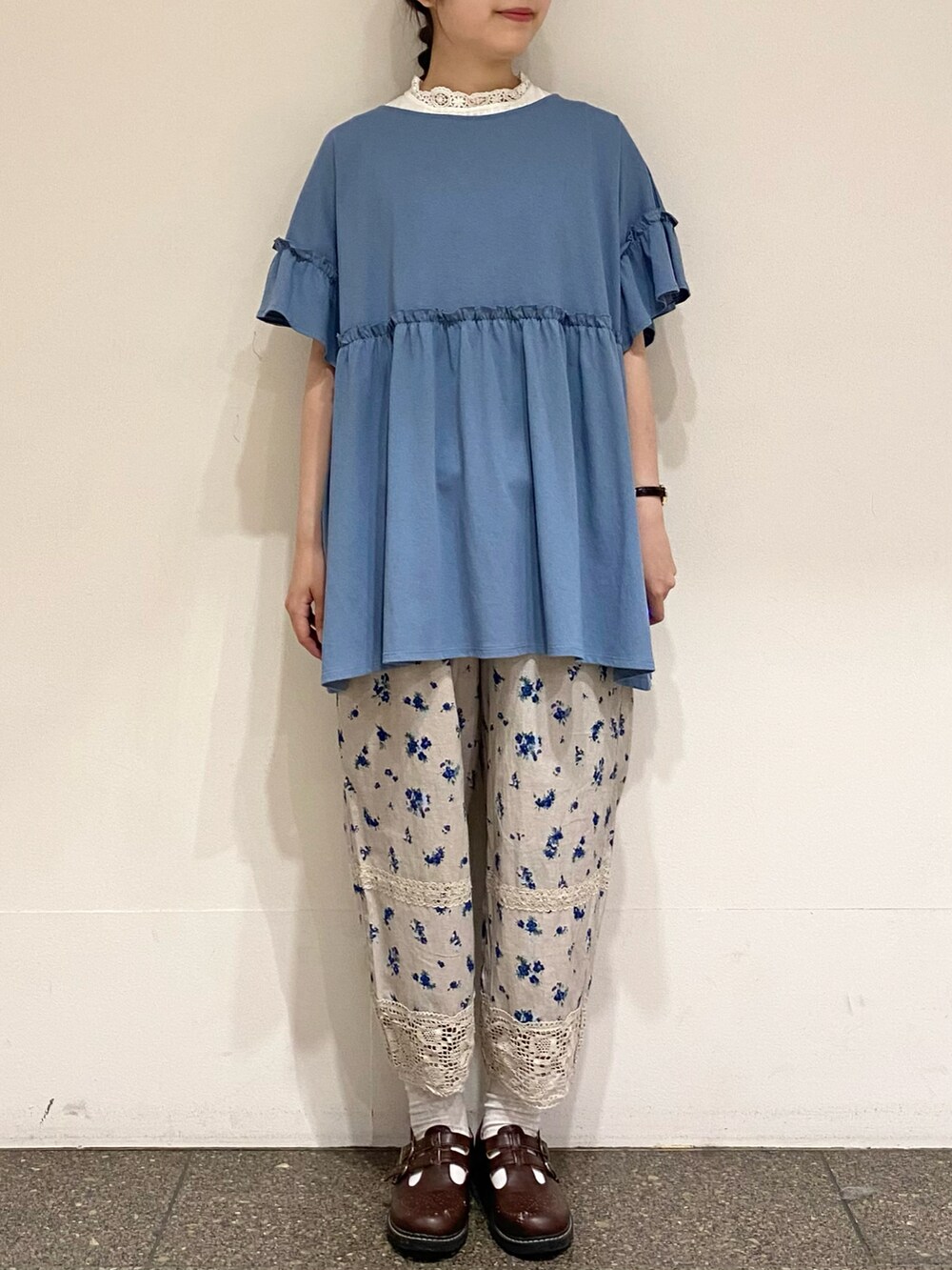 ブルー系のTシャツ/カットソー、ホワイト系のTシャツ/カットソー、ベージュ系のその他パンツを着用したレディースの春コーディネートの5枚目の写真