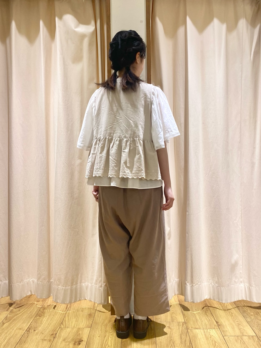 ホワイト系のシャツ/ブラウスを着用したレディースの秋コーディネートの3枚目の写真