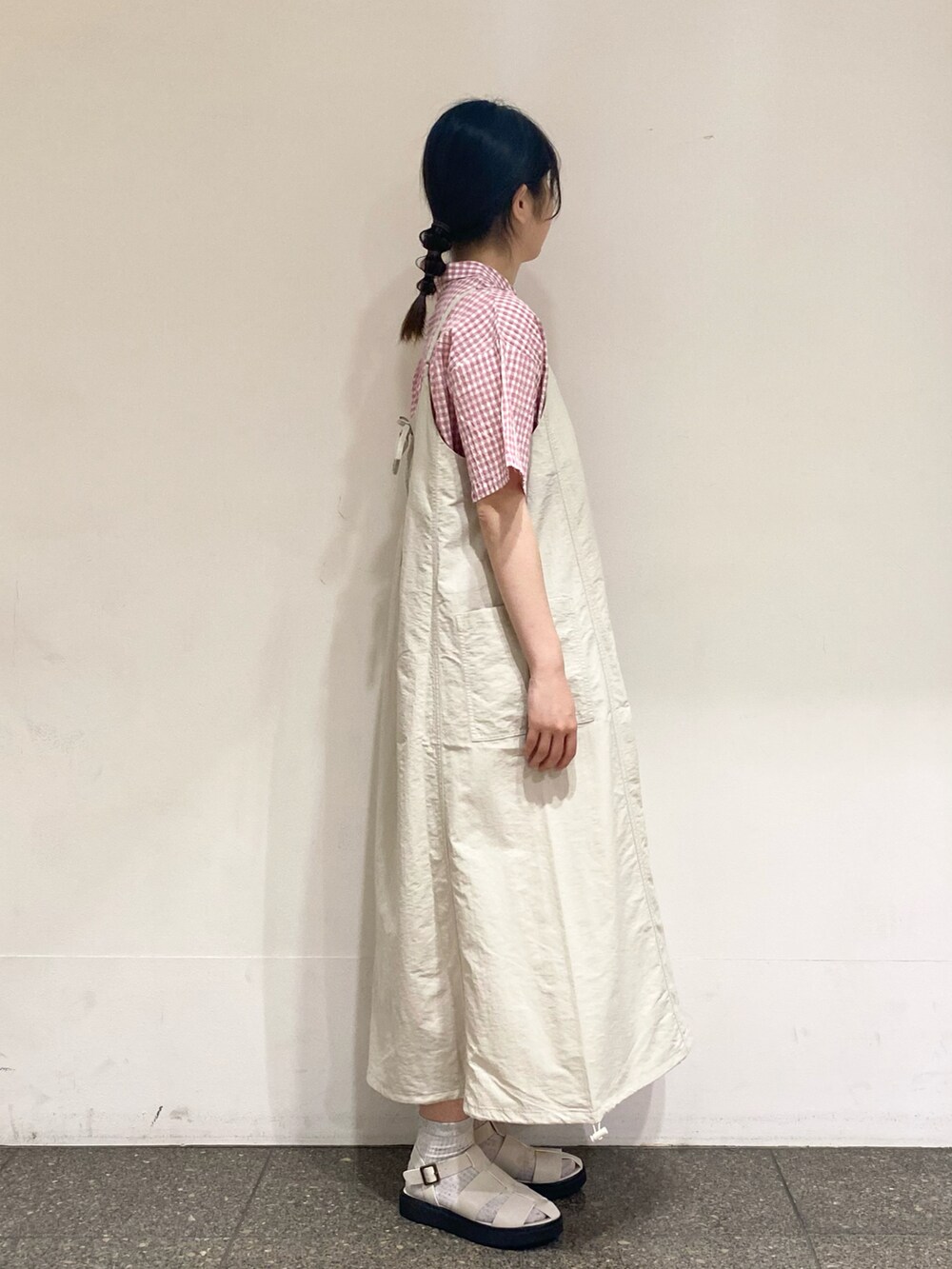 ピンク系のシャツ/ブラウスを着用したレディースの夏コーディネートの3枚目の写真