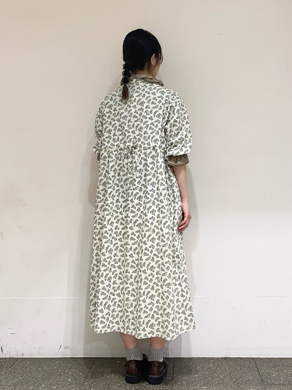 ベージュ系のシャツ/ブラウスを着用したレディースの夏コーディネートの3枚目の写真