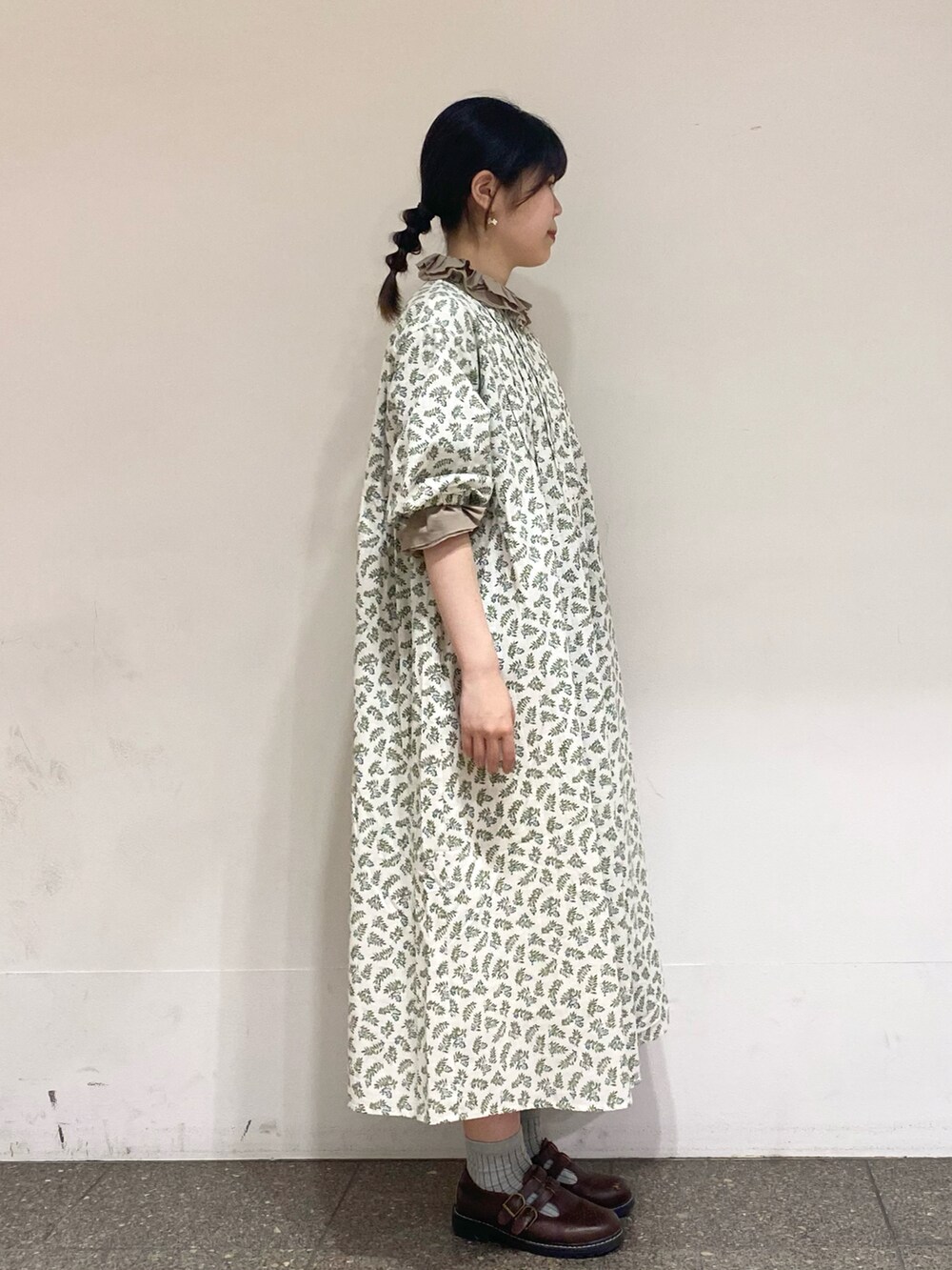 ベージュ系のシャツ/ブラウスを着用したレディースの夏コーディネートの4枚目の写真