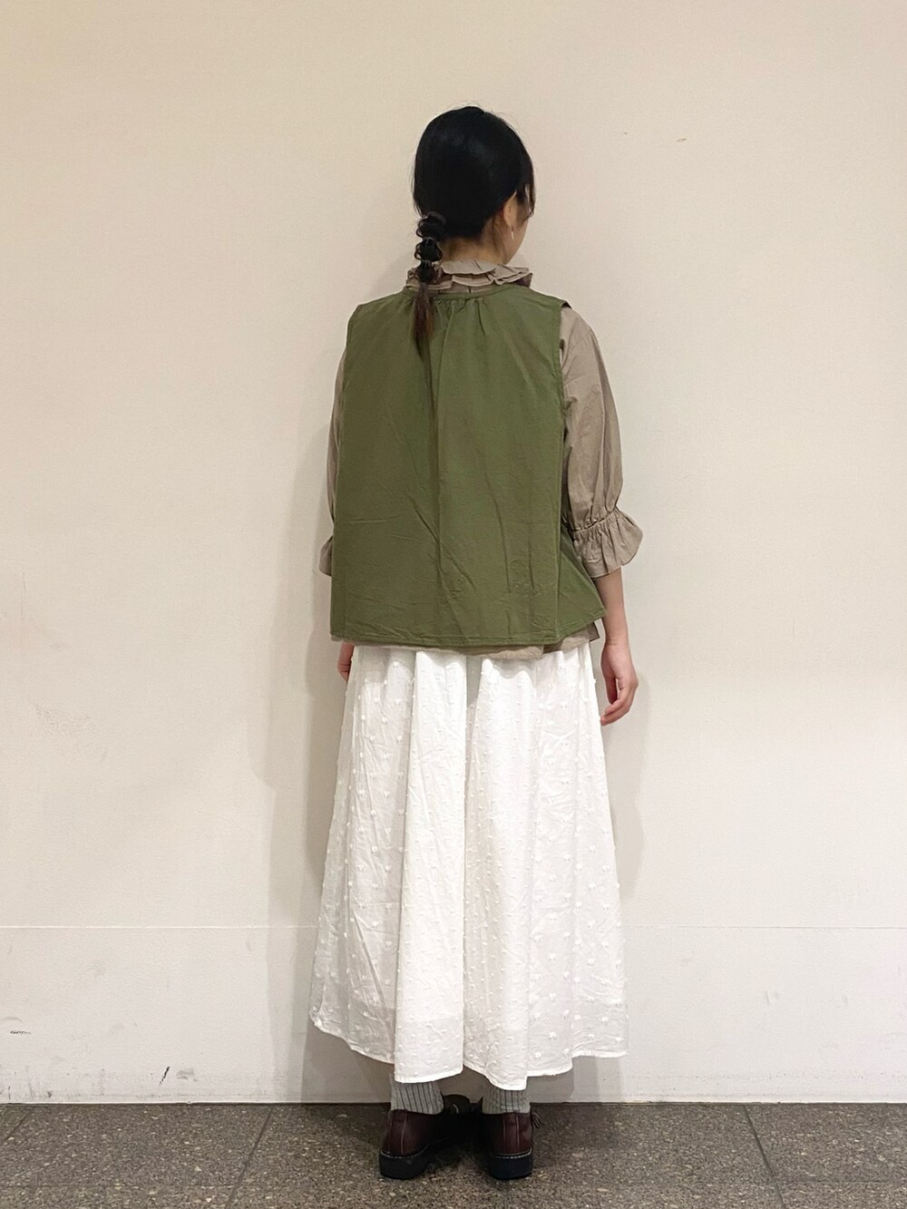 ホワイト系のスカートを着用したレディースの夏コーディネートの3枚目の写真