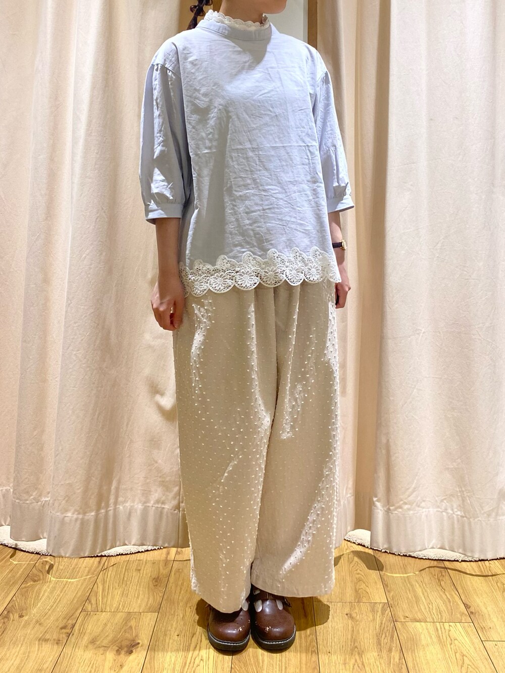 ホワイト系のその他パンツを着用したレディースの夏コーディネートの5枚目の写真