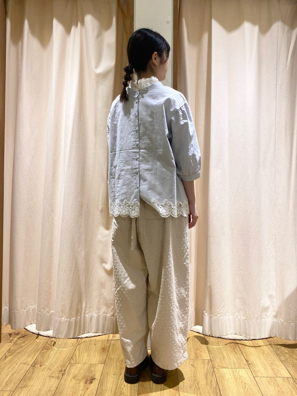 ホワイト系のその他パンツを着用したレディースの夏コーディネートの3枚目の写真