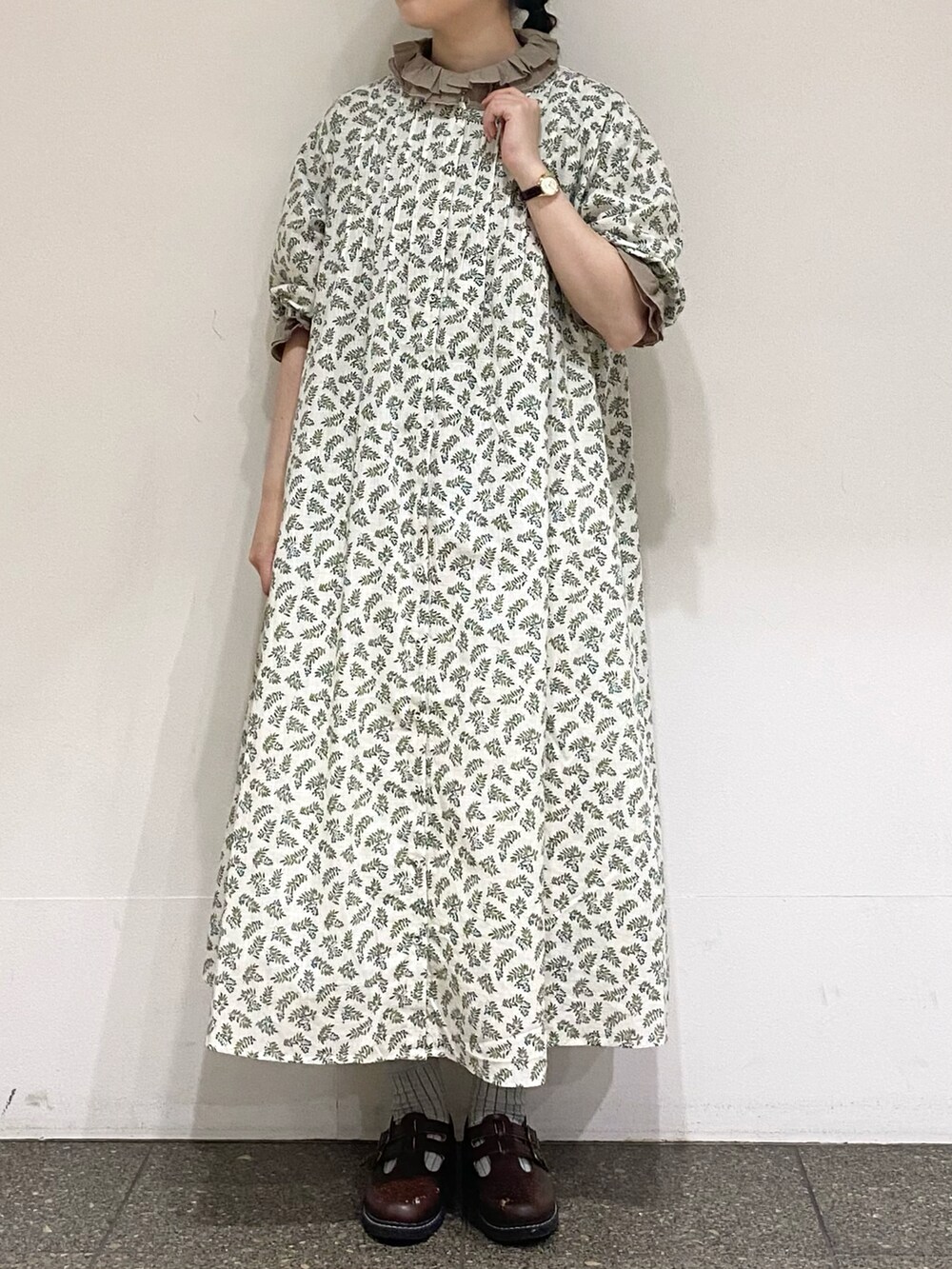 ベージュ系のシャツ/ブラウスを着用したレディースの夏コーディネートの5枚目の写真