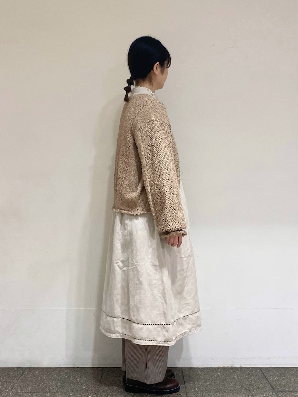 ブラウン系のその他パンツ、ベージュ系のカーディガン/ボレロ、グレー系のワンピースを着用したレディースの冬コーディネートの4枚目の写真