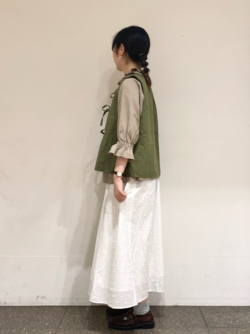 ホワイト系のスカートを着用したレディースの夏コーディネートの2枚目の写真