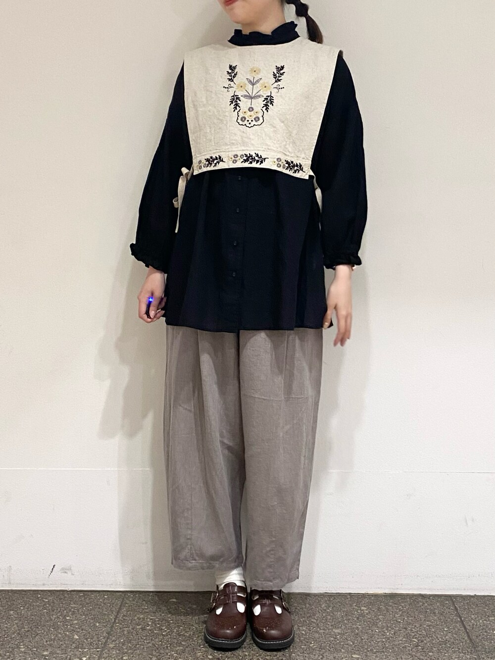 「カジュアル、カジュアルガーリー、ゆるコーデ、ブラウス、ベスト、コクーンパンツ、リネン、イージーケア、刺繍、夏服、初夏コーデ、Samansa Mos2」｜「Samansa Mos2の【イージーケア】柄アソートリネン混フリルチュニック（シャツ/ブラウス、ブラック系）」を使った、やのさん（レディース・163cm）の春コーディネートの5枚目の写真